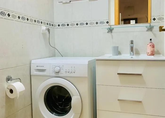 Tolle Mit 2 Schlafzimmern, Balkon Und Pool