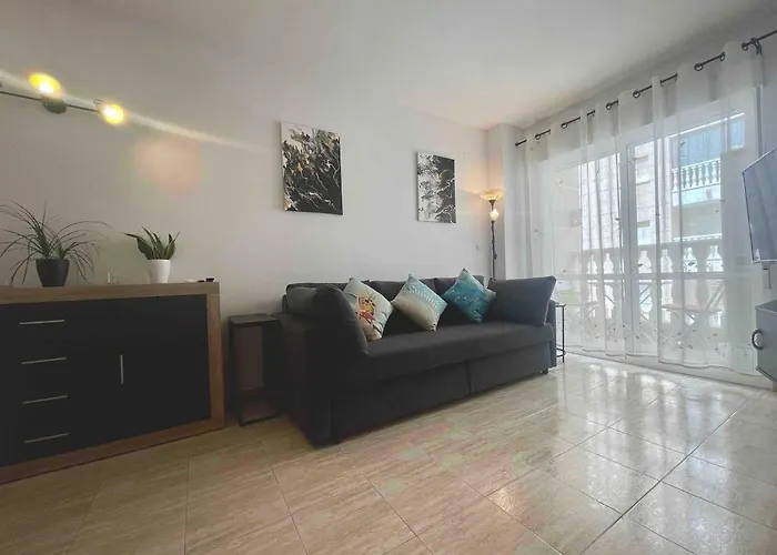 Tolle Mit 2 Schlafzimmern, Balkon Und Pool