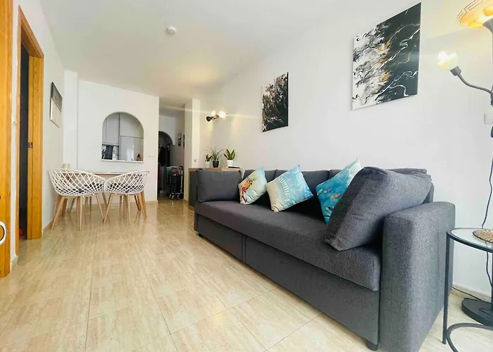 Tolle Mit 2 Schlafzimmern, Balkon Und Pool Lägenhet