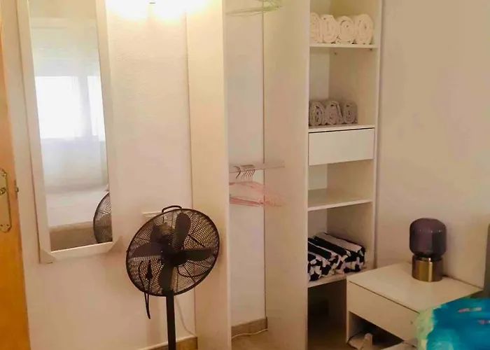 Tolle Mit 2 Schlafzimmern, Balkon Und Pool Torrevieja