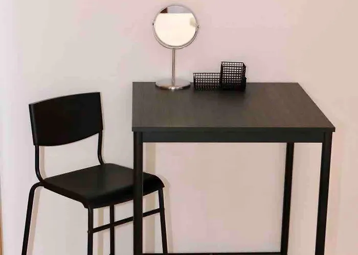 Tolle Mit 2 Schlafzimmern, Balkon Und Pool Lejlighed *