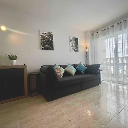 Tolle Mit 2 Schlafzimmern, Balkon Und Pool